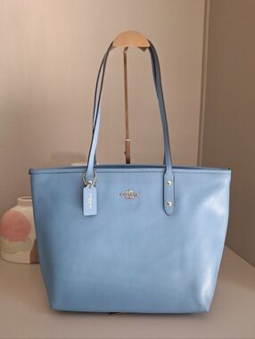NWOT COACH F36875 CITY ZIP TOTE IN CROSSGRAIN LEATHER  Blue